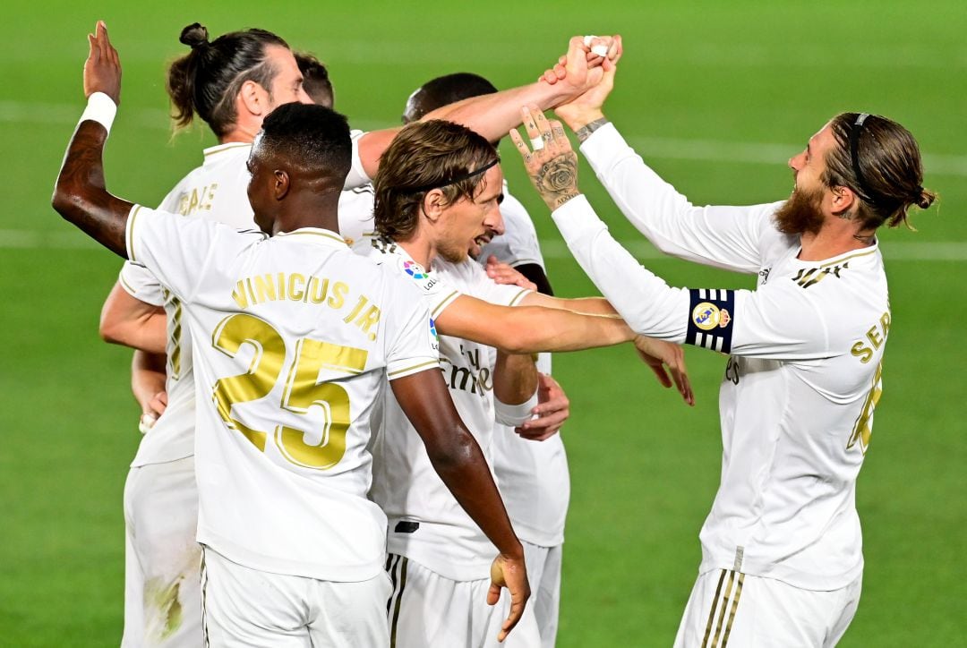 Sergio Ramos celebra su gol con sus compañeros del Real Madrid.