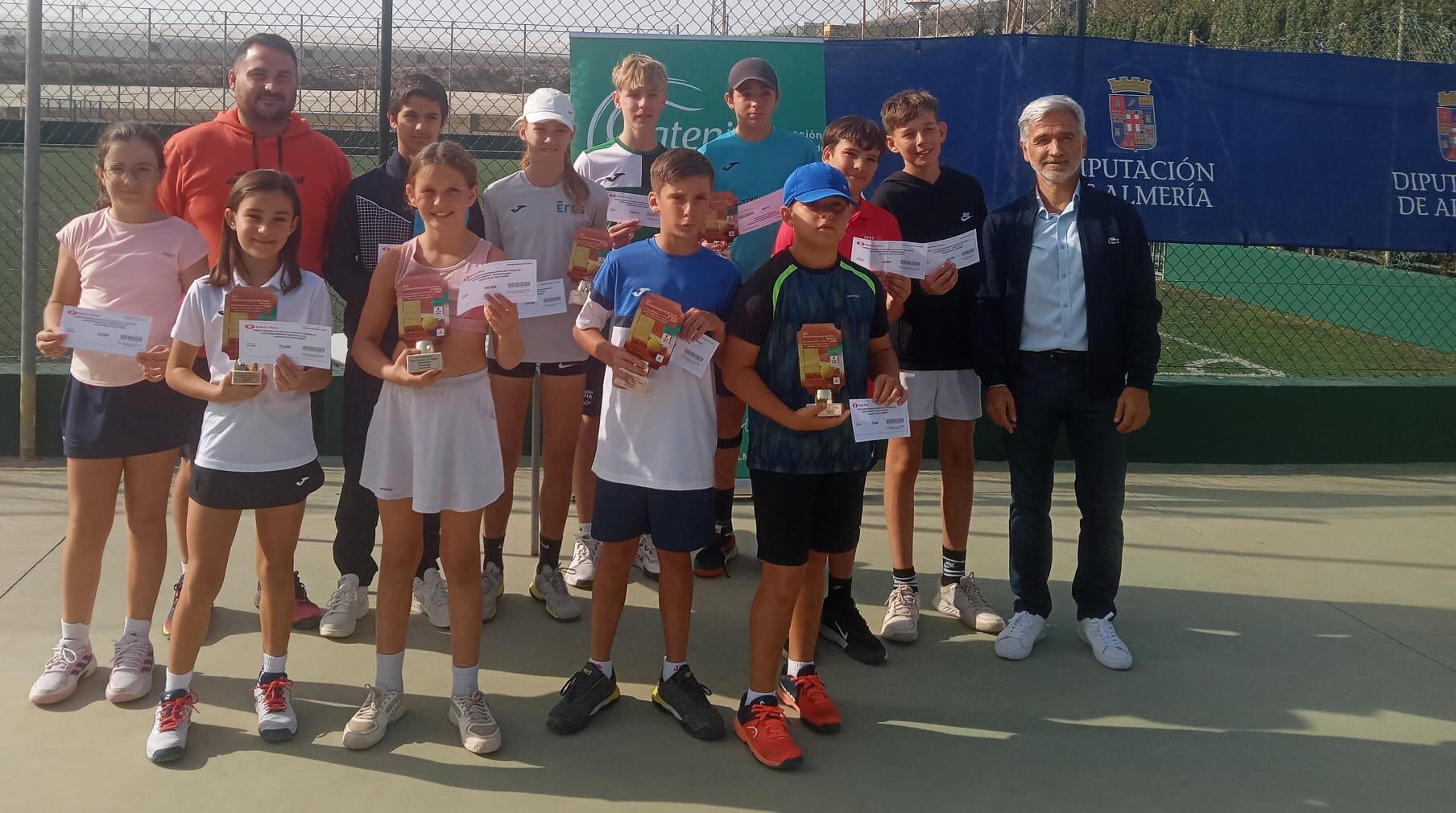 Todos los ganadores de la competición provincial de tenis.