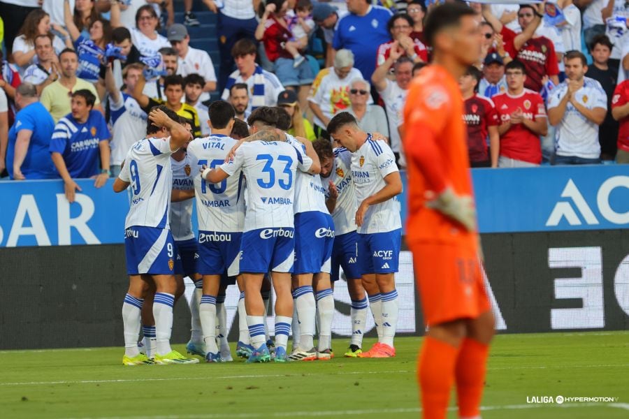 Los futbolistas del Real Zaragoza celebran uno de los goles