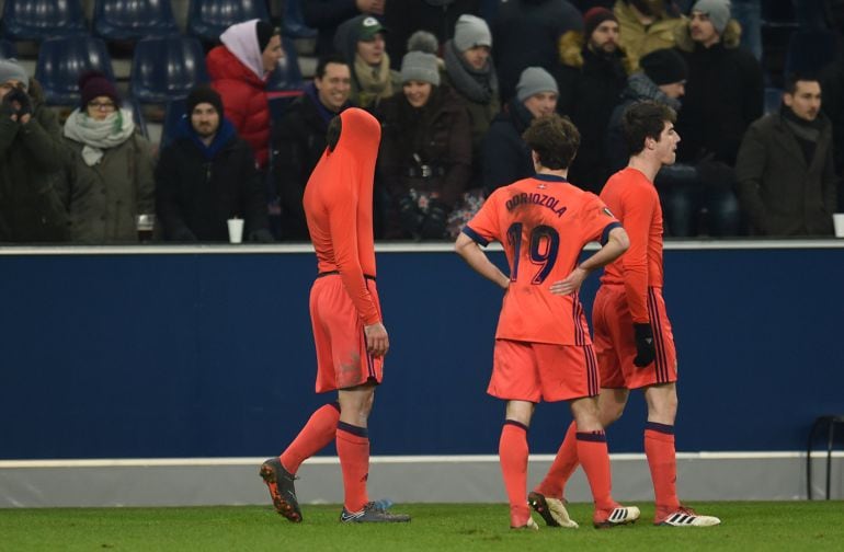 Los jugadores de la Real saludan desolados a los seguidores desplazados a Salzburgo