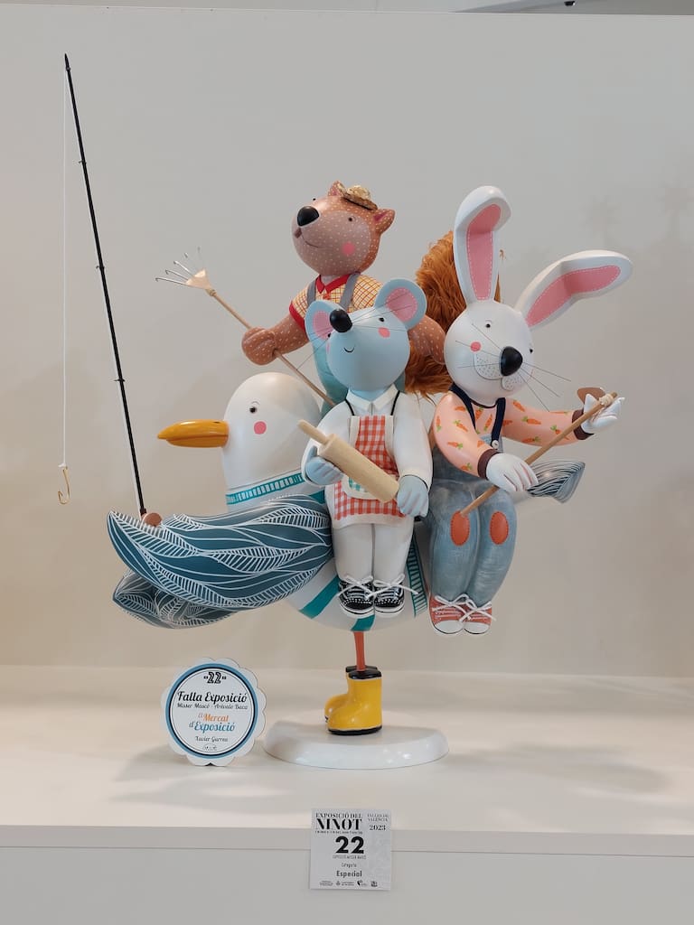 La Exposición del Ninot de las Fallas 2023 abre sus puertas con 750 figuras que rebosan diseño y sátira. Todas ellas quieren salvarse de las llamas gracias al voto popular.