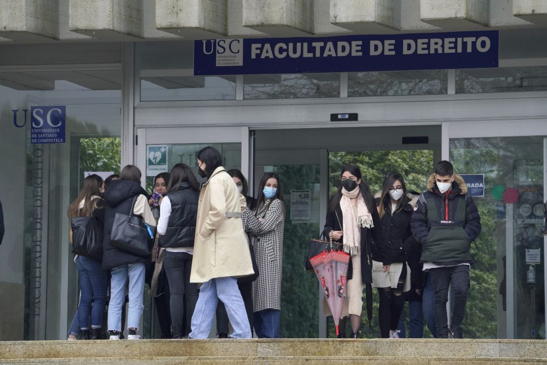 Alumnos salen de la Facultad de Derecho durante el primer día en el que los estudiantes universitarios gallegos vuelven a las aulas, en Santiago de Compostela, el pasado 1 de marzo