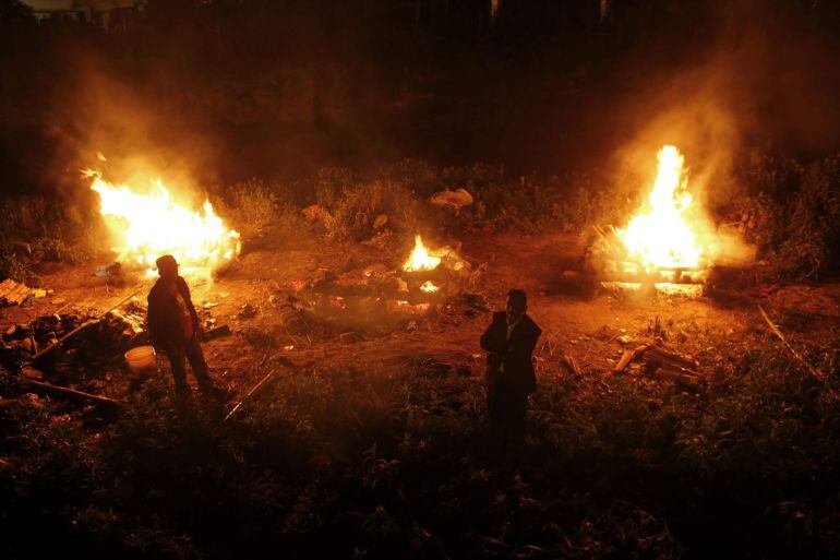 ATENCIÓN EDITORES, MEJORA LA CALIDAD DE LA IMAGEN AAA04 KATMANDÚ (NEPAL) 27/04/2015.- Familiares celebran cremaciones en masa de las víctimas del terremoto del sábado durante la noche de ayer, domingo 26 de abril de 2015, en Katmandú (Nepal). Según inform