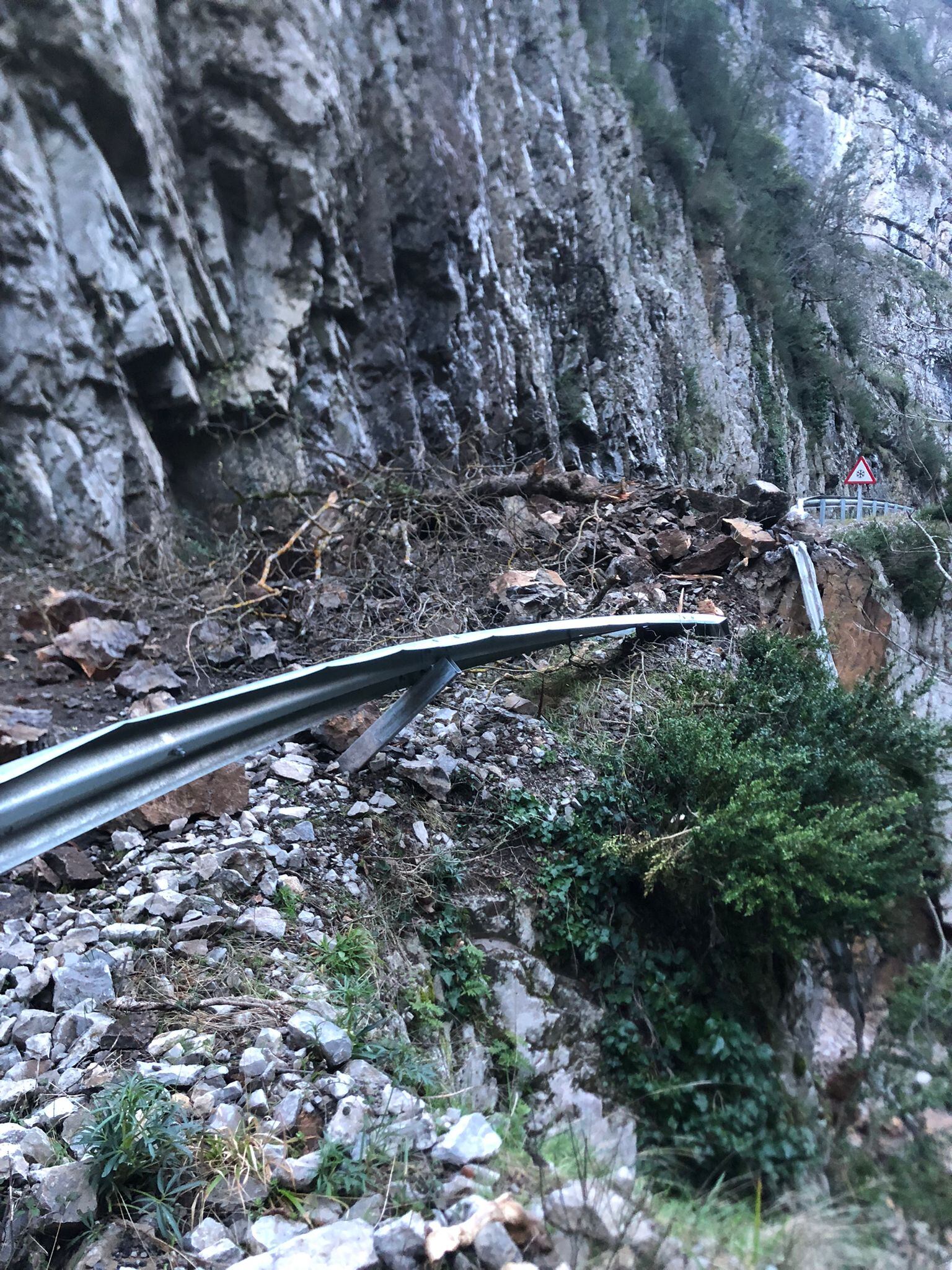 Estado en que quedó la A-1602 en Foz de Biniés