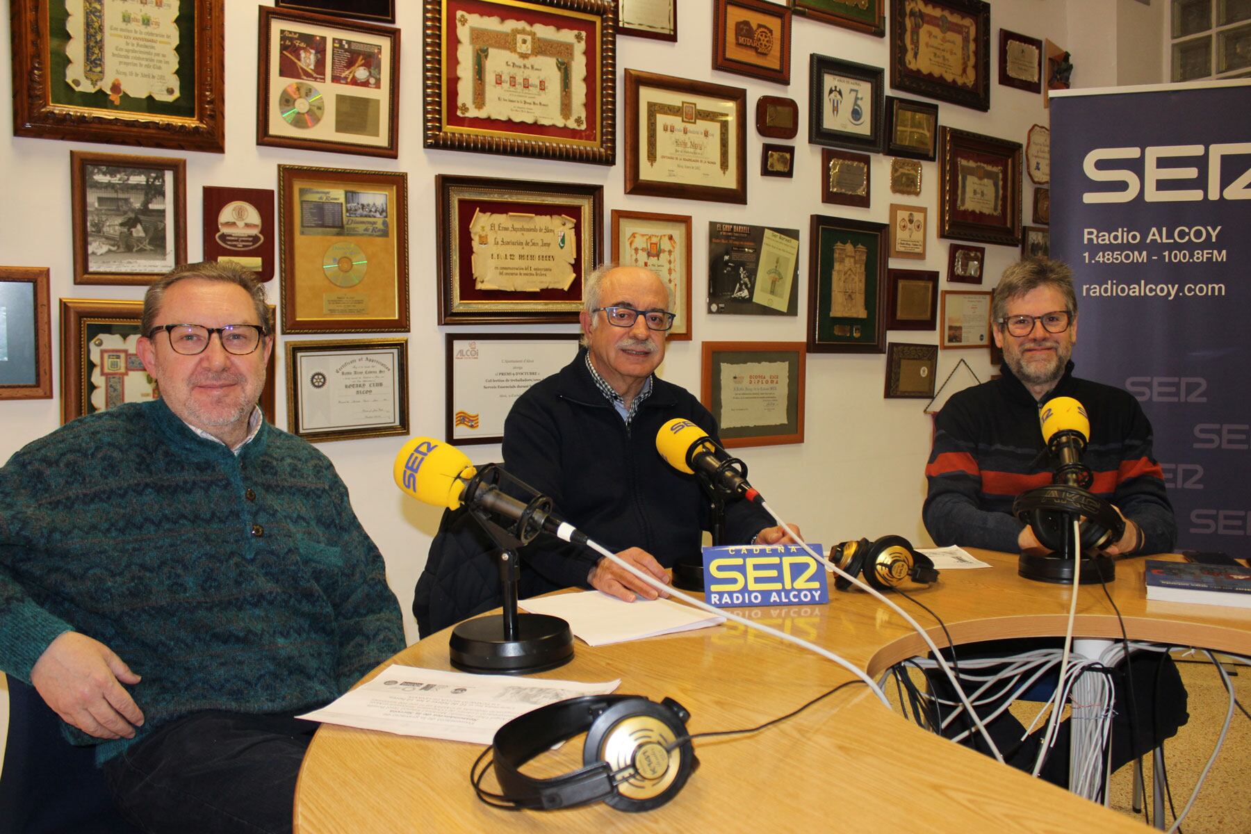 Eduard Terol Botella, Pedro Juan Parra i Àngel Lluís Ferrando, en l'estudi central de Radio Alcoy