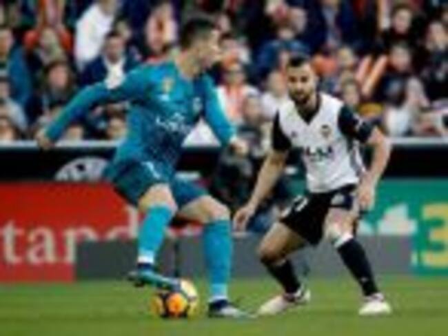 Cristiano Ronaldo junto a Montoya en el partido entre Valencia y Real Madrid
