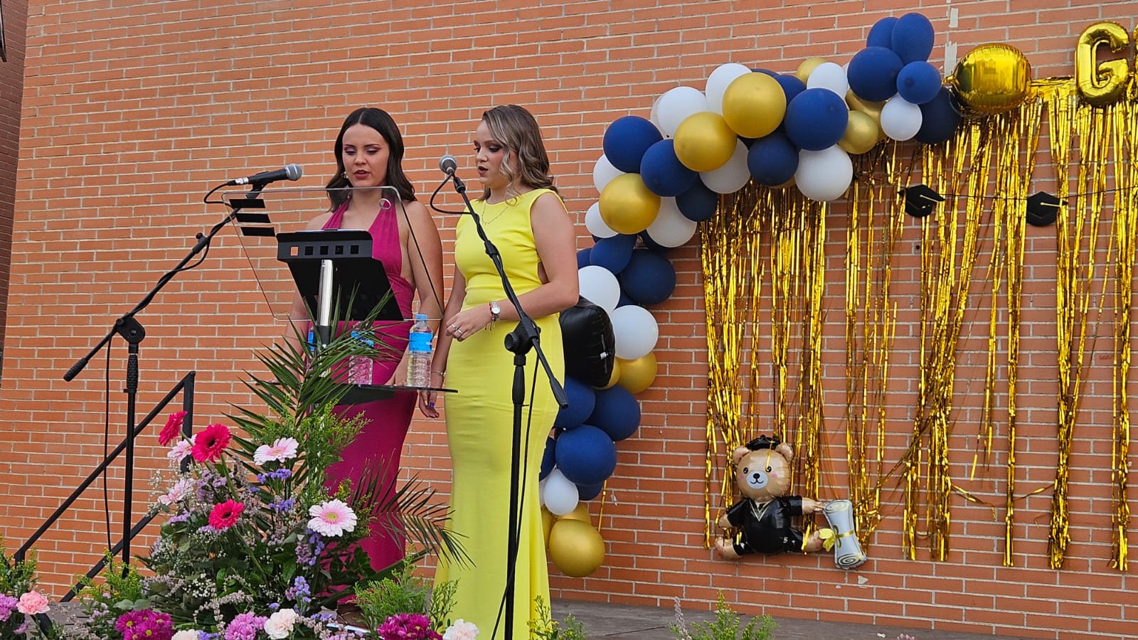 Zaira Fernández y Virginia Garrido presentadoras del acto de graduación de 4º ESO y FP Básica de Jardinería y Composiciones Florales del IES 'Juan López Morillas'