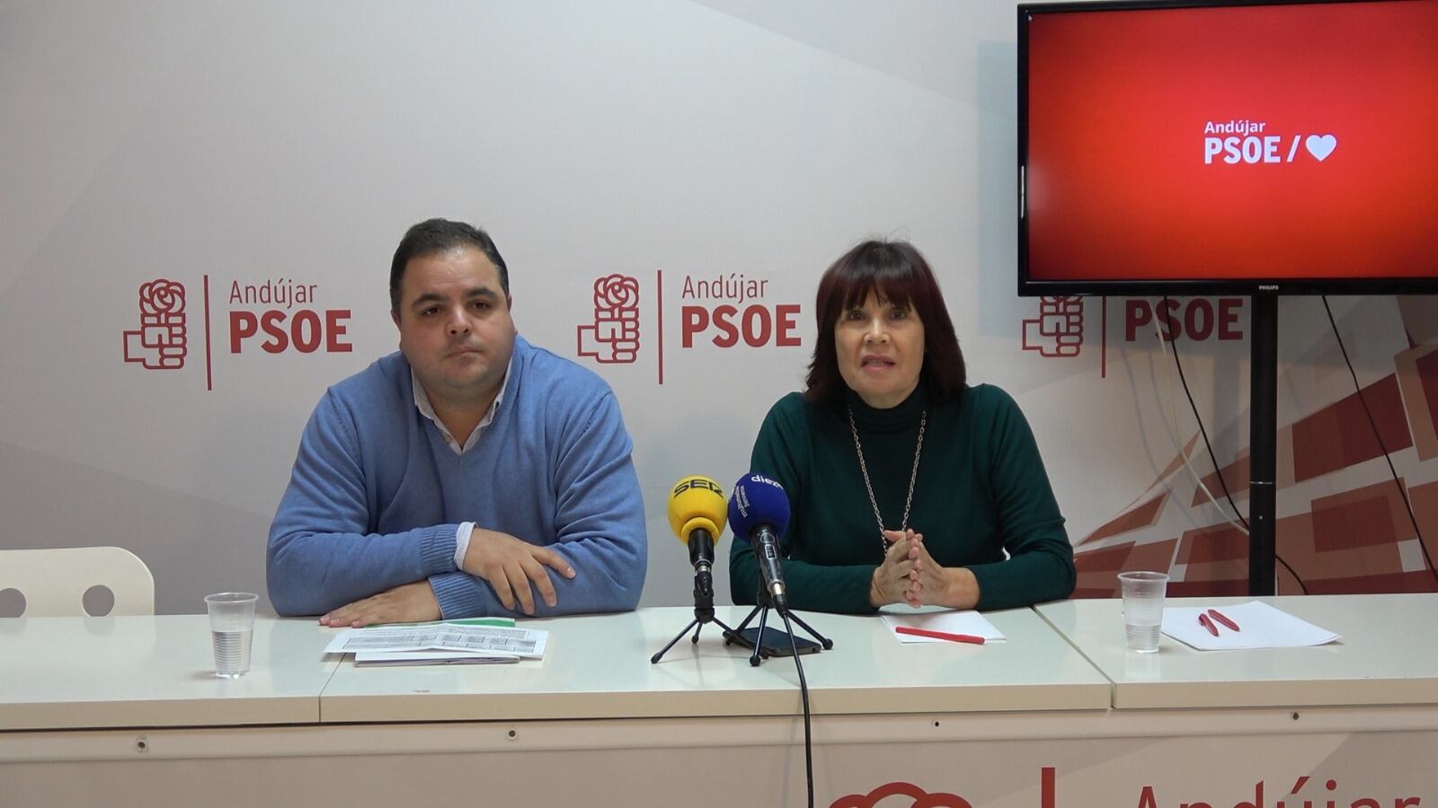 Rueda de prensa del parlamentario socialista, Víctor Torres, y la secretaria general del PSOE de Andújar, Micaela Navarro