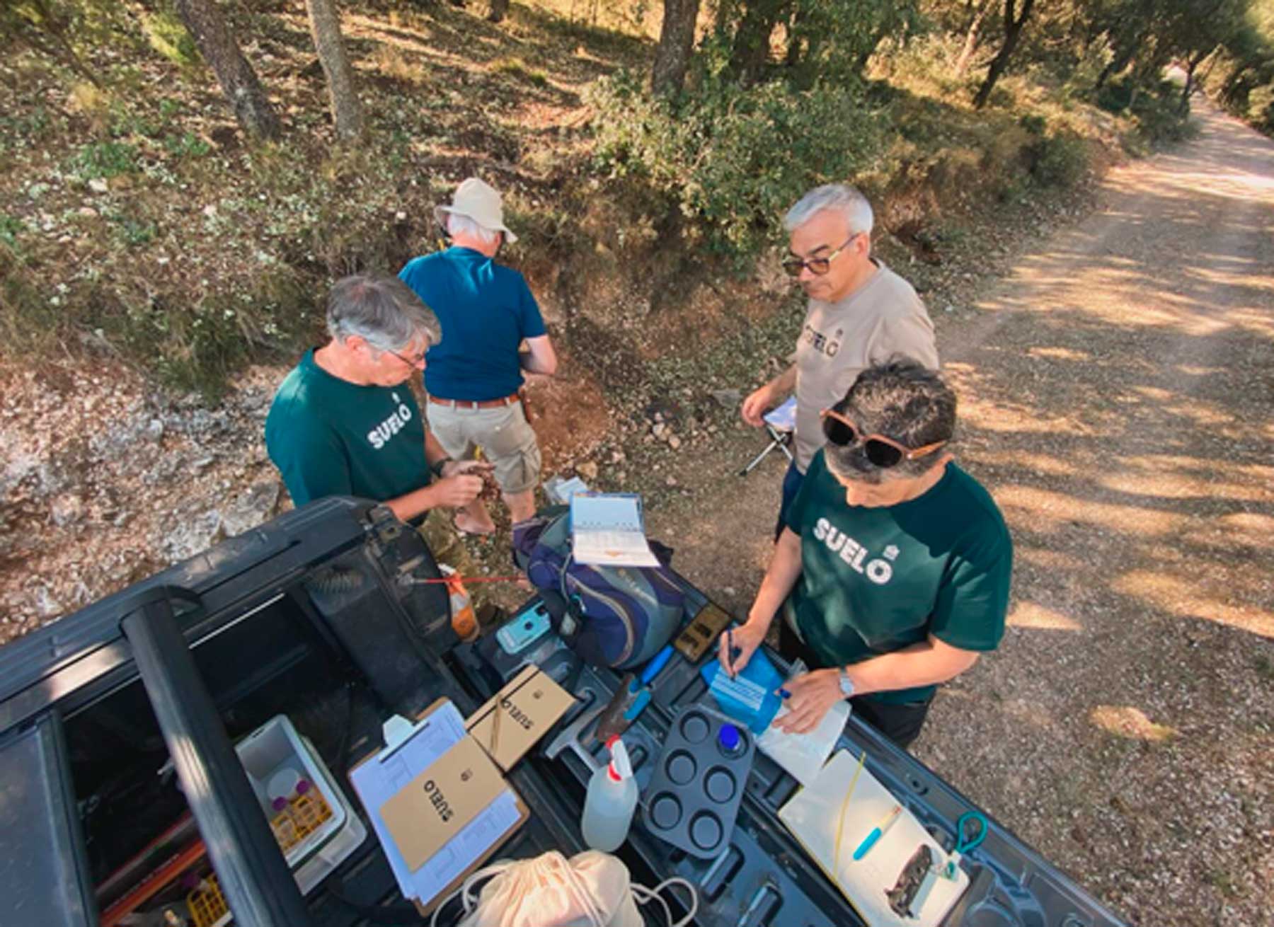 Imagen de profesores y organizadores de este campeonato preparando el terreno donde se realizará la competición