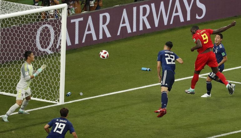 Lukaku remata en una acción del partido 