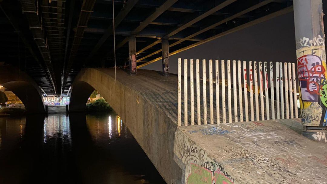 Bajos del puente donde estaba el cadáver