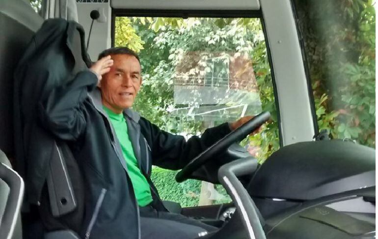 Santos Valderrama durante su trabajo como conductor de autobuses en la empresa Lycar.