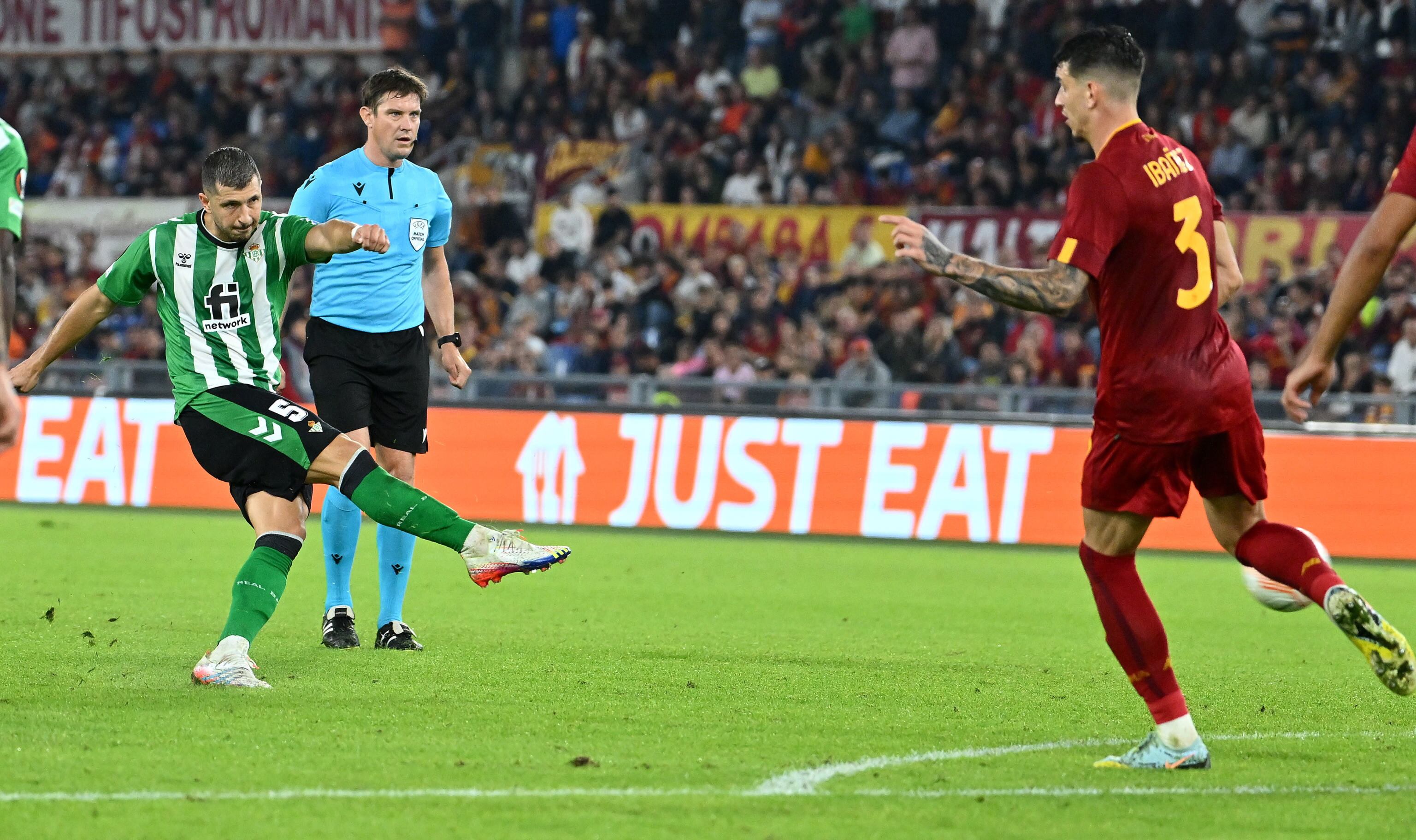 Rome (Italy), 06/10/2022.- Betis' Guido Rodriguez (L) scores the 1-1 goal during the UEFA Europa League group C soccer match between AS Roma and Real Betis at Olimpico stadium in Rome, Italy, 06 October 2022. (Italia, Roma) EFE/EPA/ETTORE FERRARI