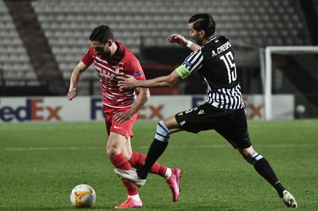 Antonio Puertas y José Crespo durante el partido de Europa League entre el Paok y el Granada CF. 