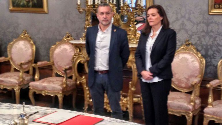 El vicepresidente de Derechos Sociales, Miguel Laparra, y la directora territorial de Caixabank en Navarra, Ana Díez Fontana, firman un convenio de colaboración por el que ocho viviendas propiedad del grupo se destinarán a alquiler social