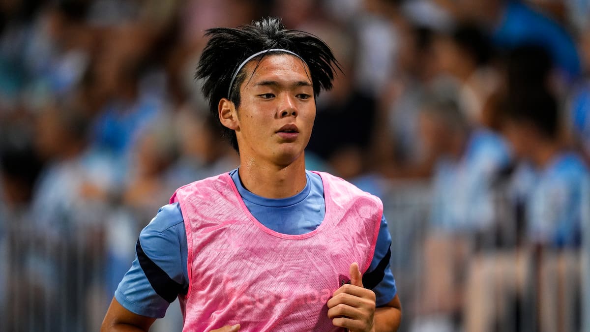 El Real Sociedad B-Castellón se paró por protocolo antirracista después de un presunto "puto chino" sobre el japonés Kita