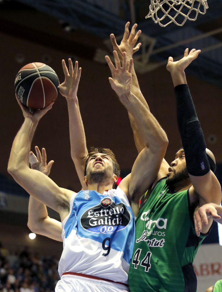 Nacho Llovet y Jerome Jordan, en una jugada del partido de la primera vuelta en Fontes do Sar