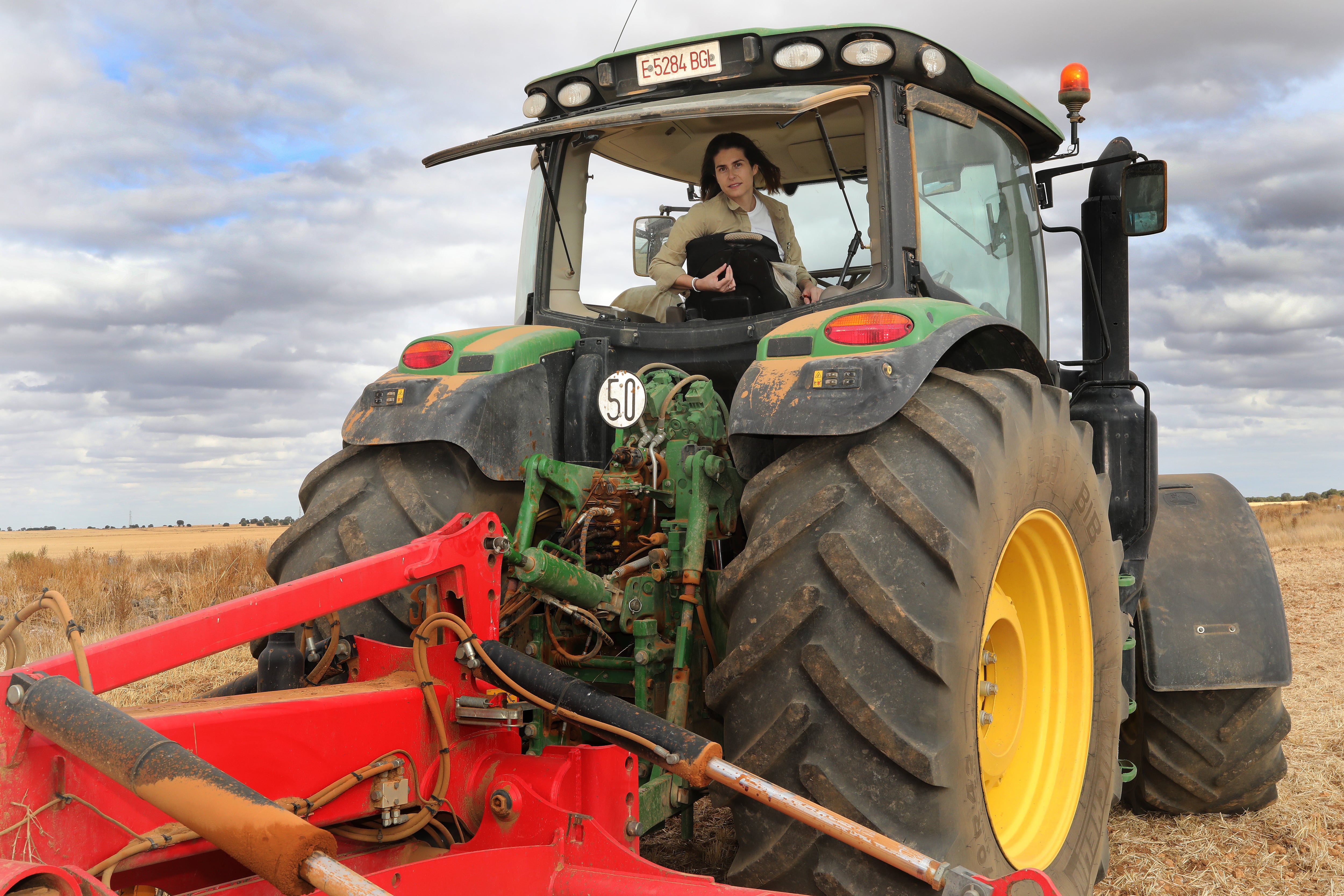 Tractores y tacones La ingeniero agrónomo de Santa Cecilia del Alcor y de Valdespina (Palencia), Blanca Martín, cradora de una cuenta de Instagran para visibilizar a la mujer en el mundo rural