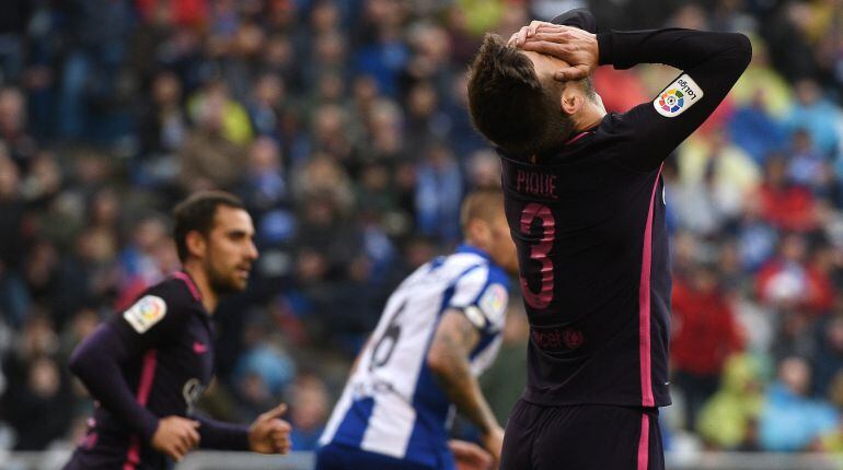 Gerard Piqué se lamenta durante el encuentro ante el Deportivo