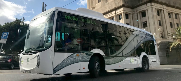 El vehículo híbrido circula desde agosto y durante el mes de septiembre por alguna de las líneas urbanas de Santa Cruz de Tenerife