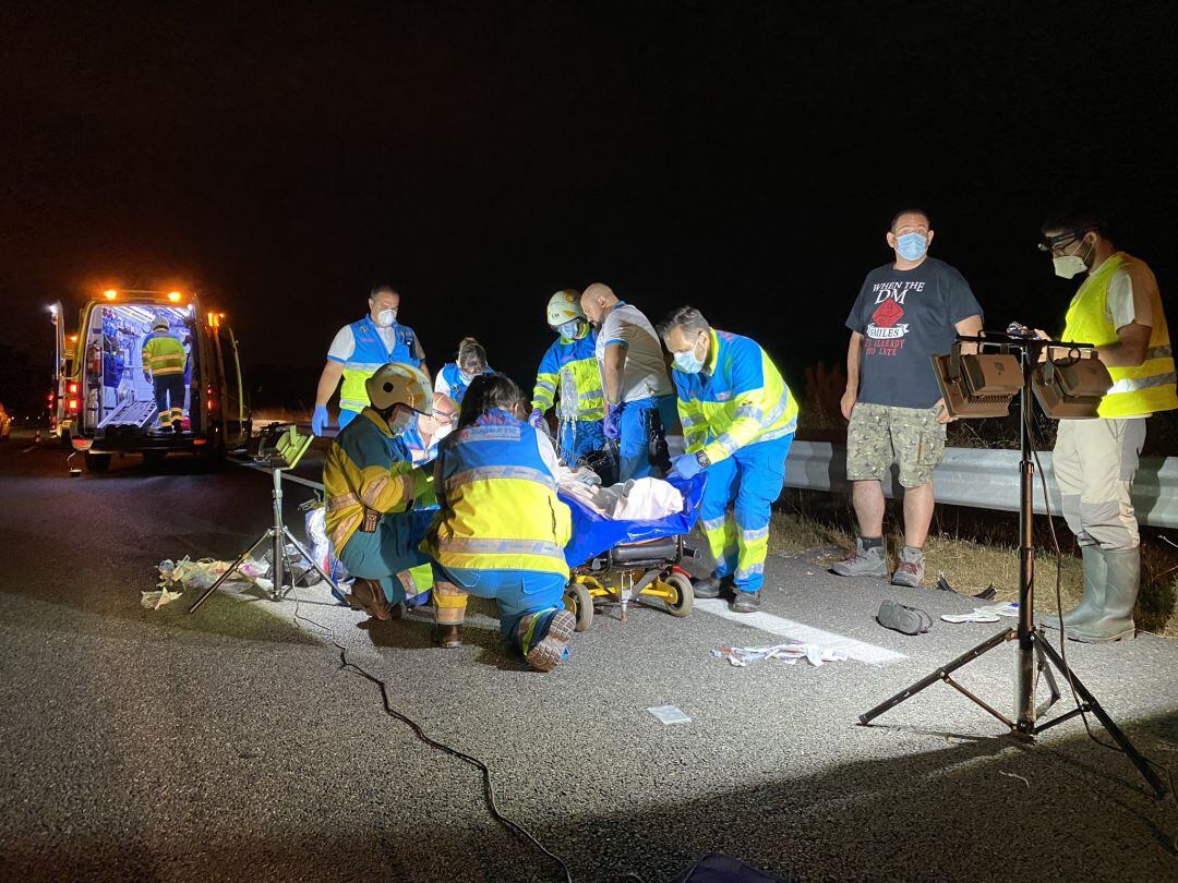 Los servicios de emergencias trabajando en el lugar del accidente