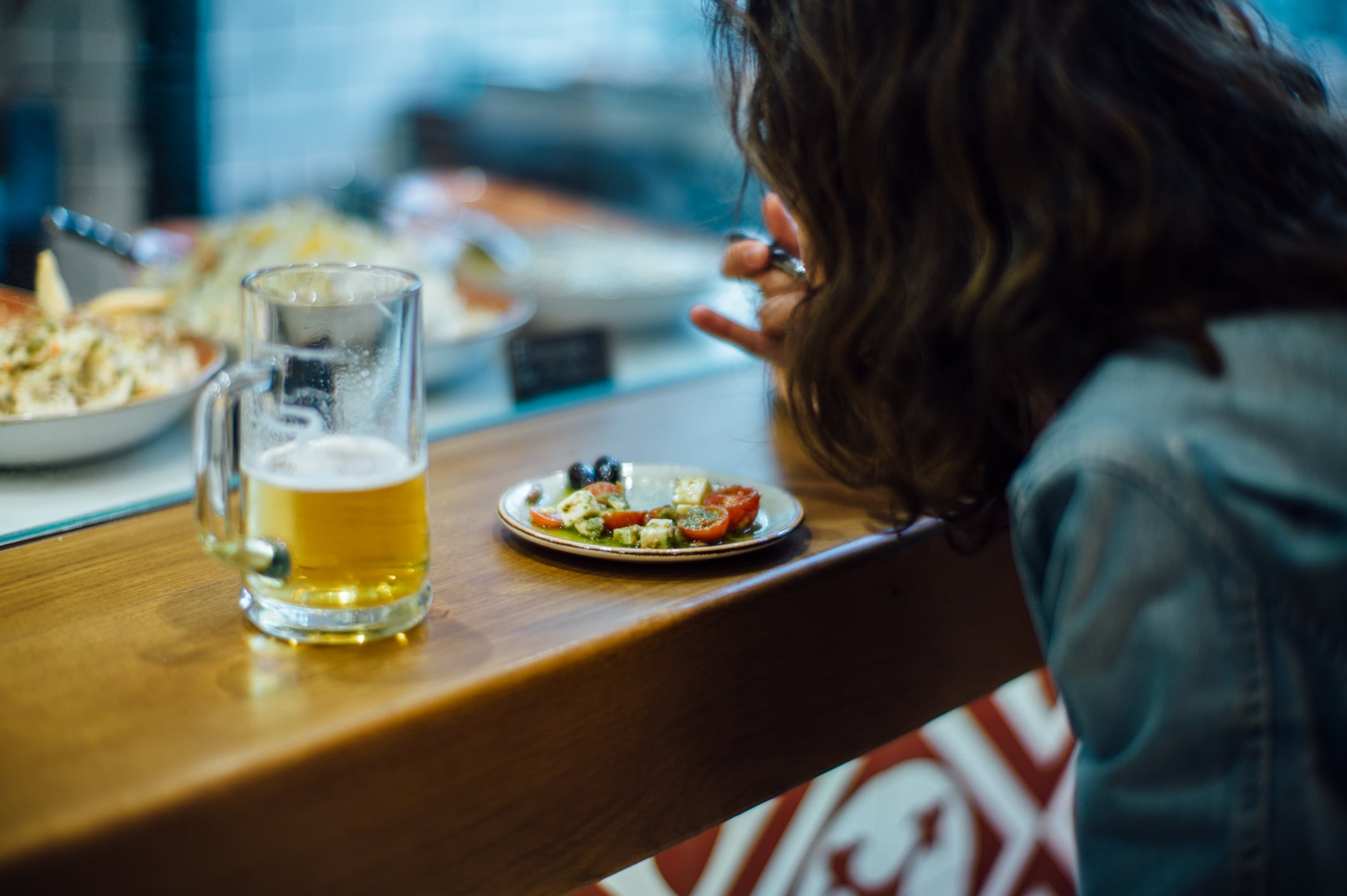 Una mujer disfruta de una tapa en un bar.