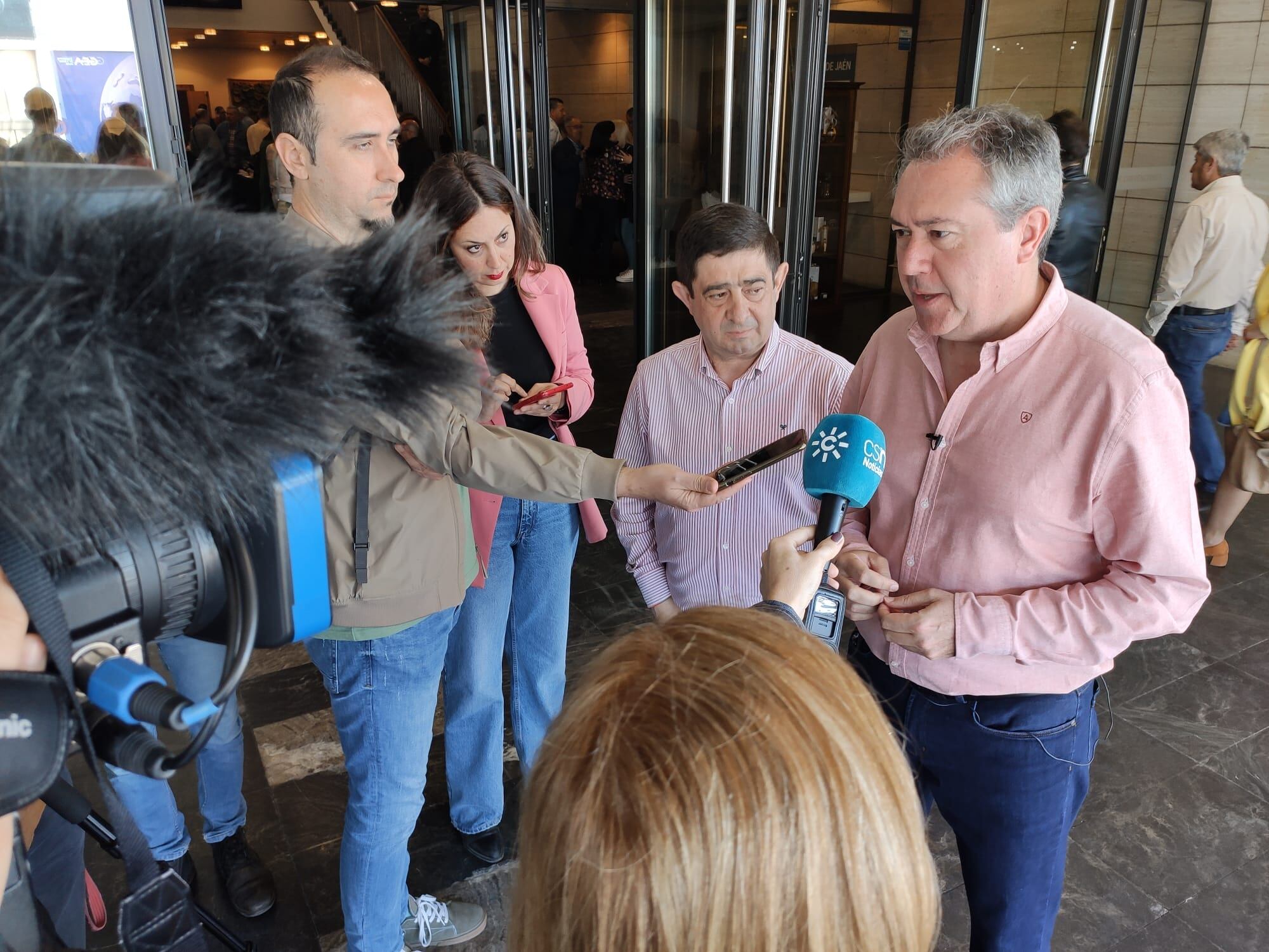 El secretario andaluz del PSOE, Juan Espadas, atiende a los medios en IFEJA junto al secretario provincial, Francisco Reyes.