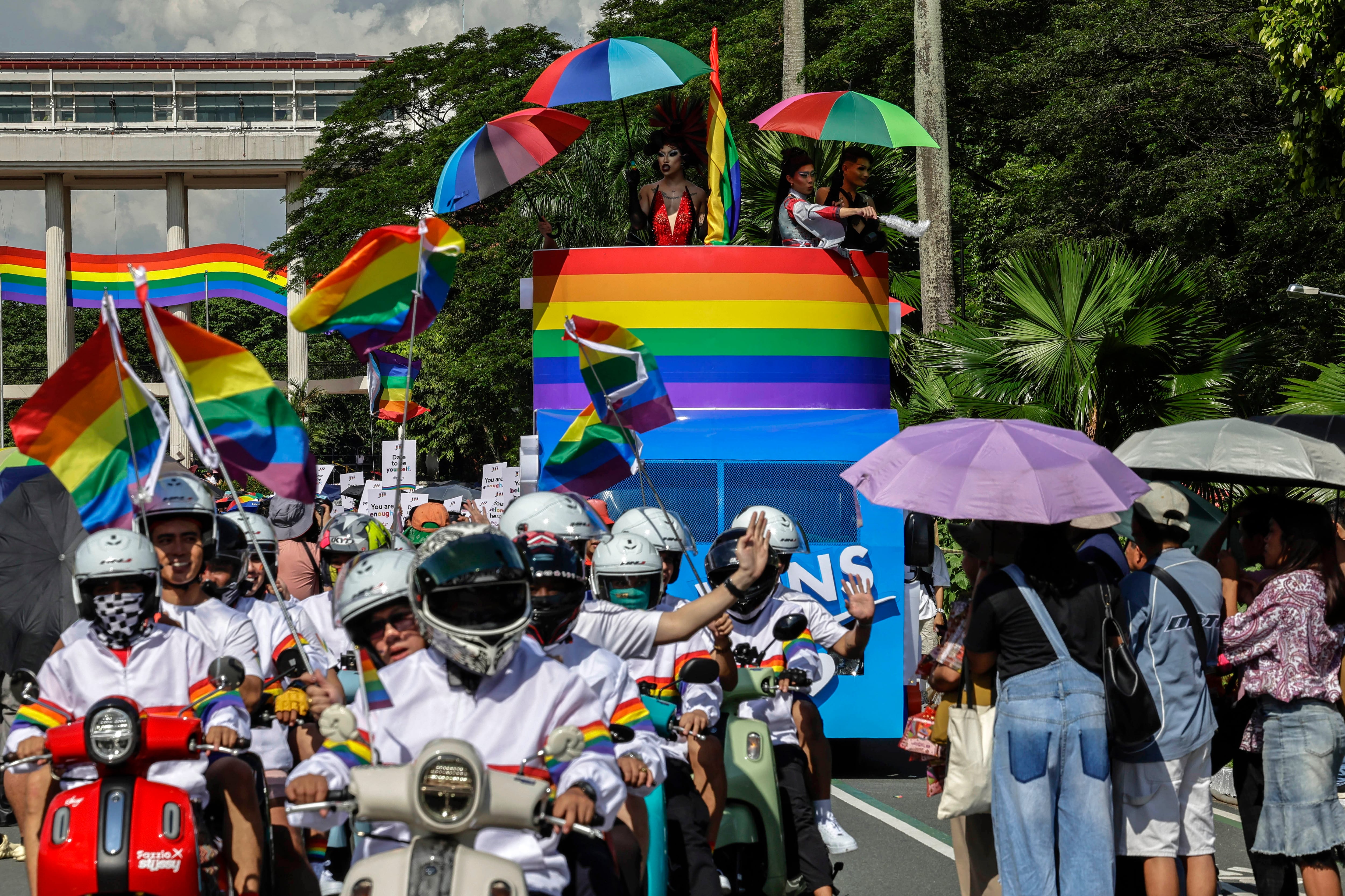 Miles de personas desfilan en Manila, en Filipinas, con motivo de las celebraciones del Orgullo este sábado. EFE/EPA/ROLEX DELA PENA