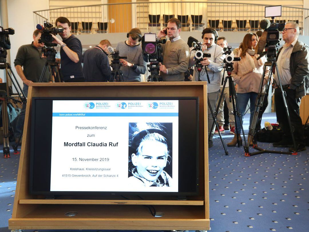 Foto de Claudia Ruf, asesinada hace 23 años, en un monitor durante una tueda de prensa de la policía alemana.