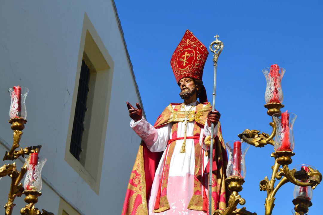 San Blas recorre el barrio de San Mateo en su tradicional procesión