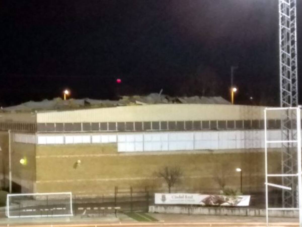 "Enma" causa la caída del tendido eléctrico en el Camino de Moledores y daños en la cubierta del Rey Juan Carlos