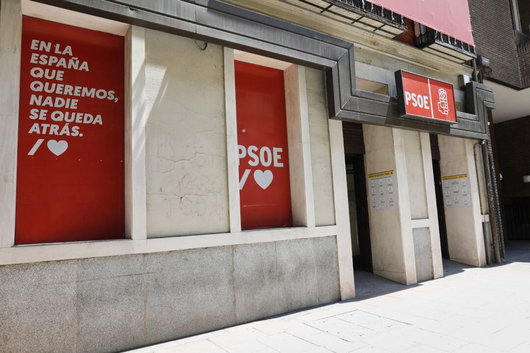 Entrada al edificio de la sede del PSOE, situado en la calle Ferraz, en Madrid