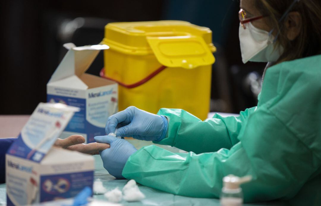 Personal sanitario realizando test de antígenos.