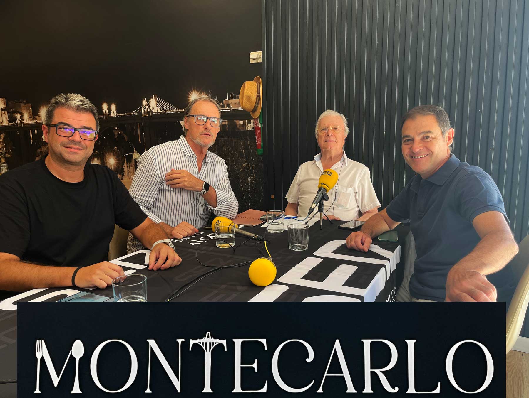 Paco Aznar junto a Paco García, Ismael Gisbert y Tomás Cantó, en el Salón Montecarlo