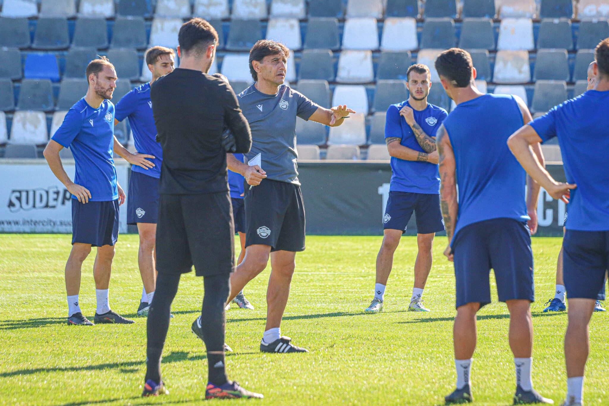 Gustavo Siviero da instrucciones a sus jugadores, en el Antonio Solana