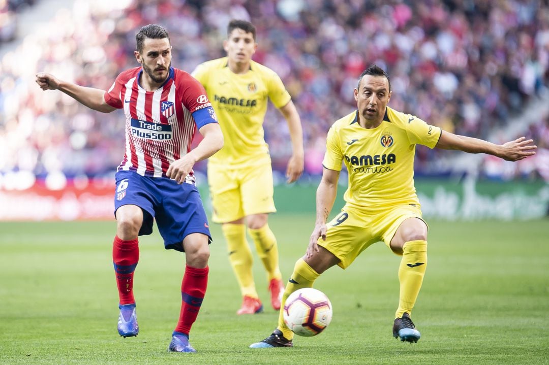 Koke y Cazorla pugnan por un balón durante un Villarreal-Atlético.