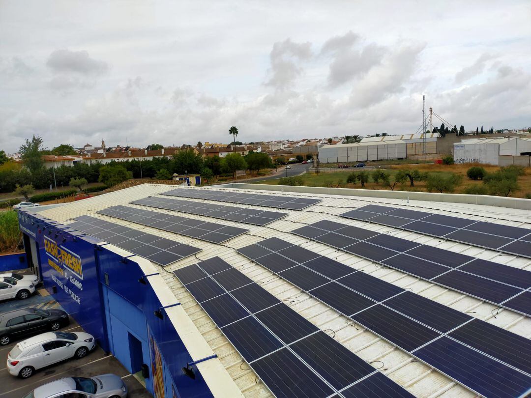 Cubierta del supermercado CASH FRESH ubicado en la localidad sevillana de Olivares