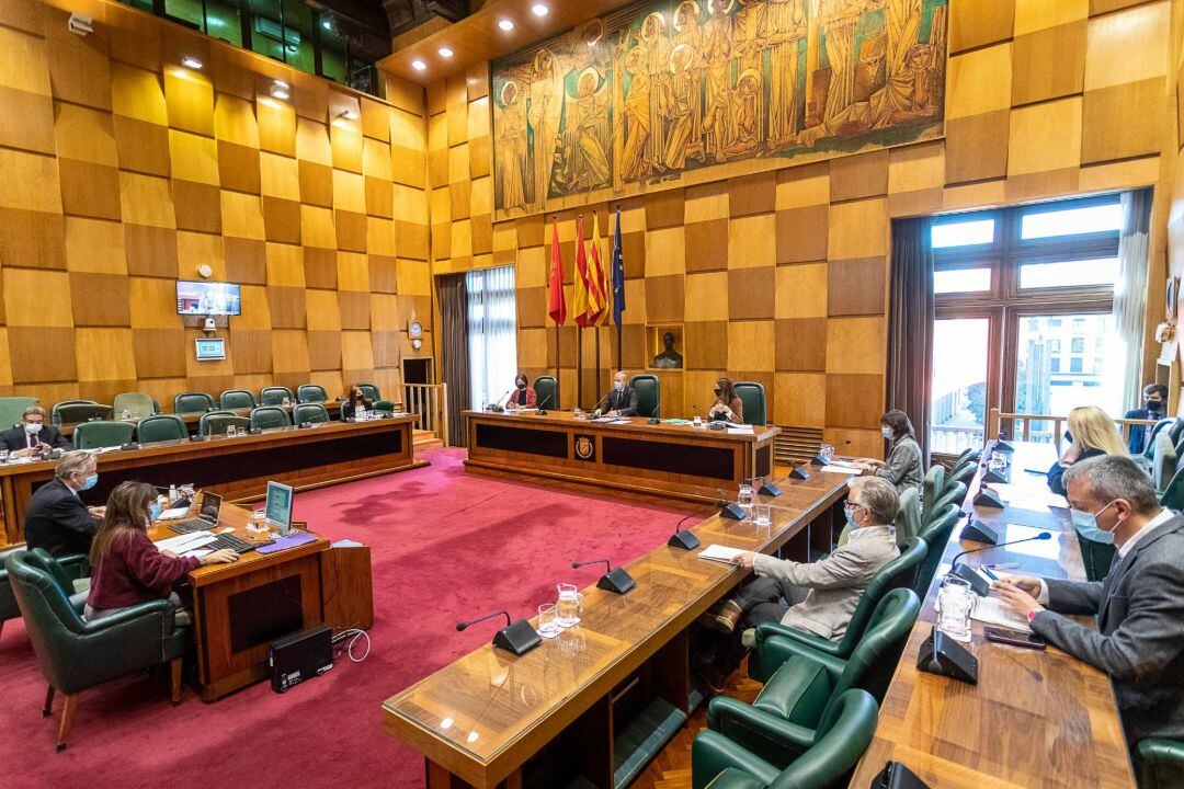 Pleno del Ayuntamiento de Zaragoza desde la bancada de la izquierda 