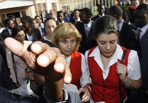 Tres de las cuatro azafatas españolas de la tripulación dirigiéndose hacia el Aeropuerto internacional de N'Djamena