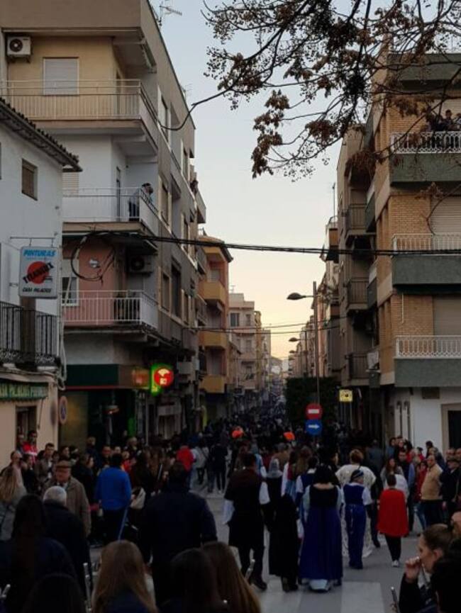 Masivo pasacalles a su paso por la calle General Fresneda