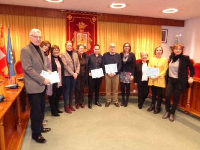 Los premiados posan con sus correspondientes diplomas