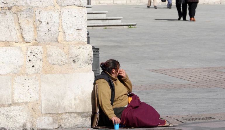 Una mendiga en una calle de Valladolid