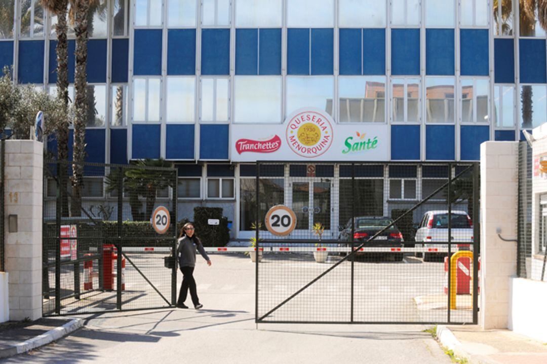 Los trabajadores piden una implicación real del Govern balear para evitar el cierre de la planta de Maó.