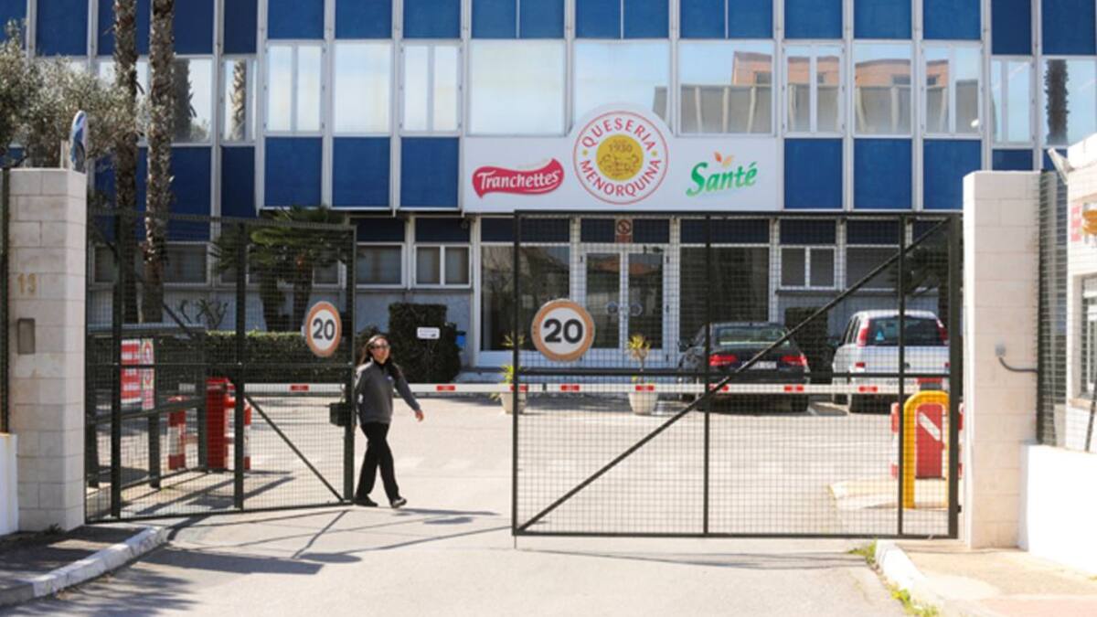 Los trabajadores de Quesería Menorquina exiguen un compromiso inmediato del Govern