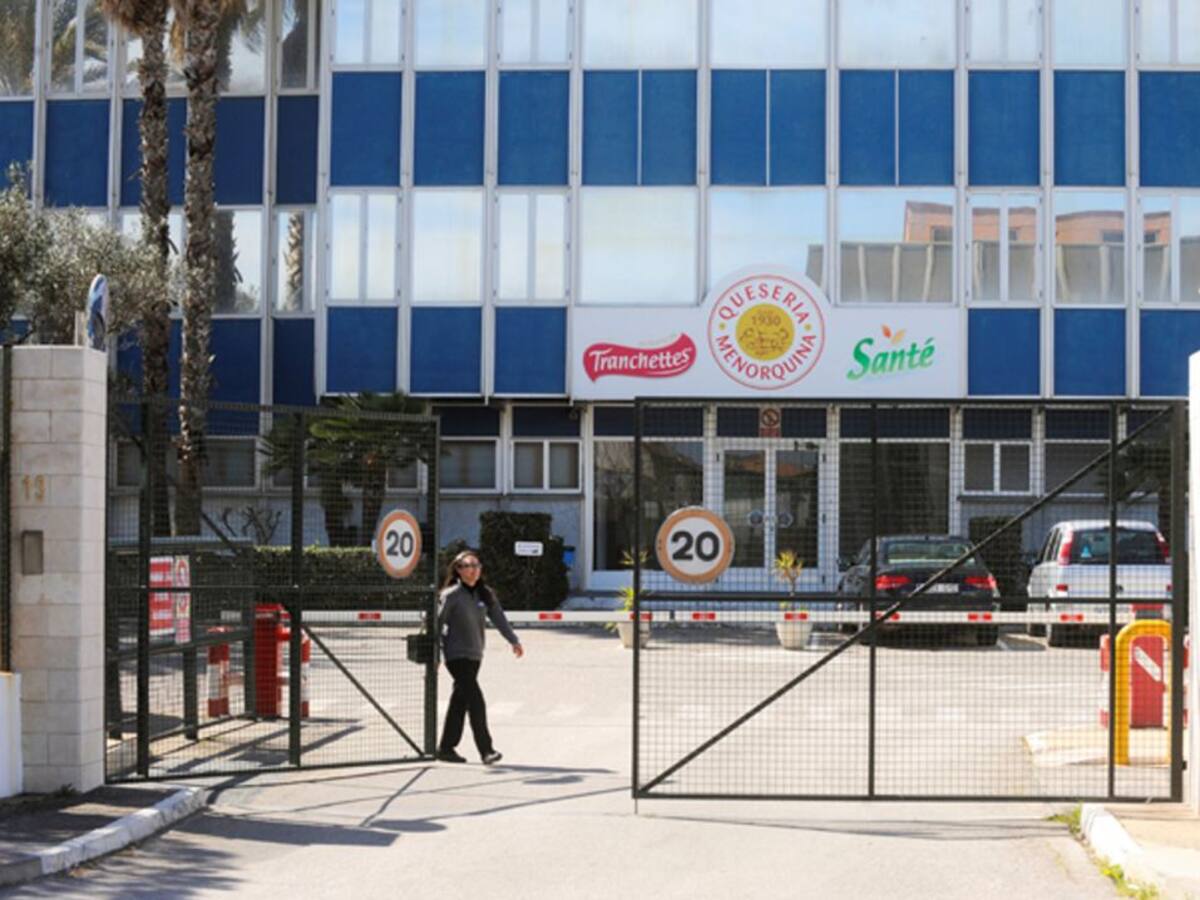 Los trabajadores de Quesería Menorquina exiguen un compromiso inmediato del Govern