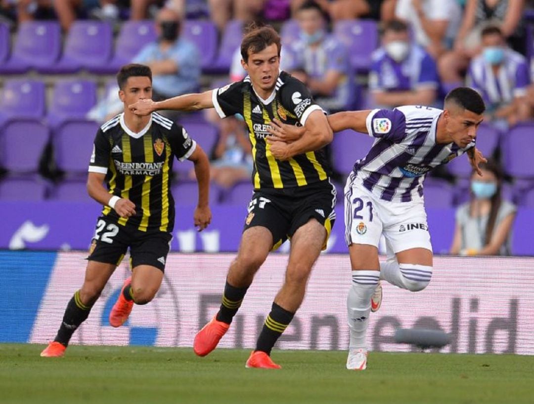 Francho disputa un balón durante un lance del partido