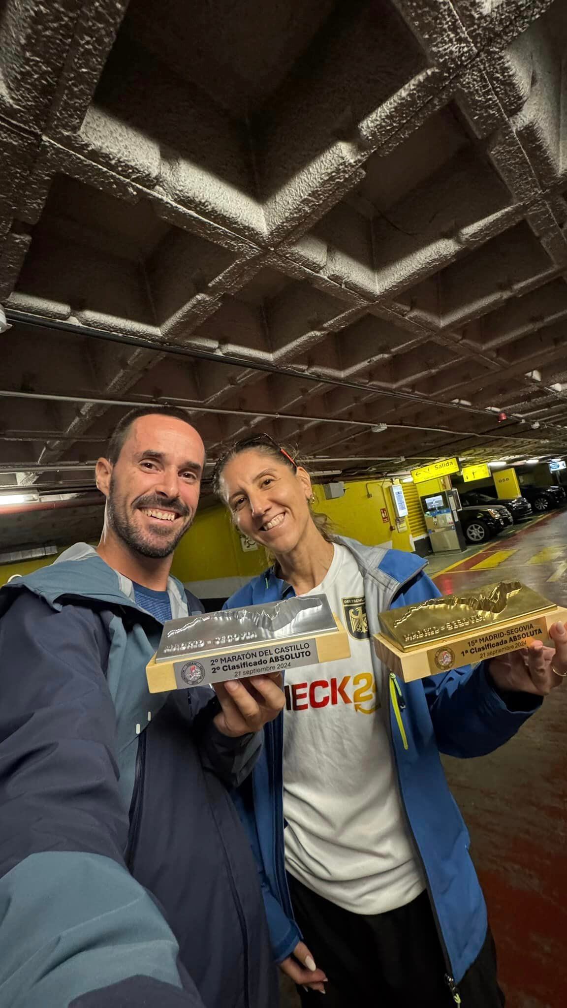 Rober y Esther, con sus trofeos