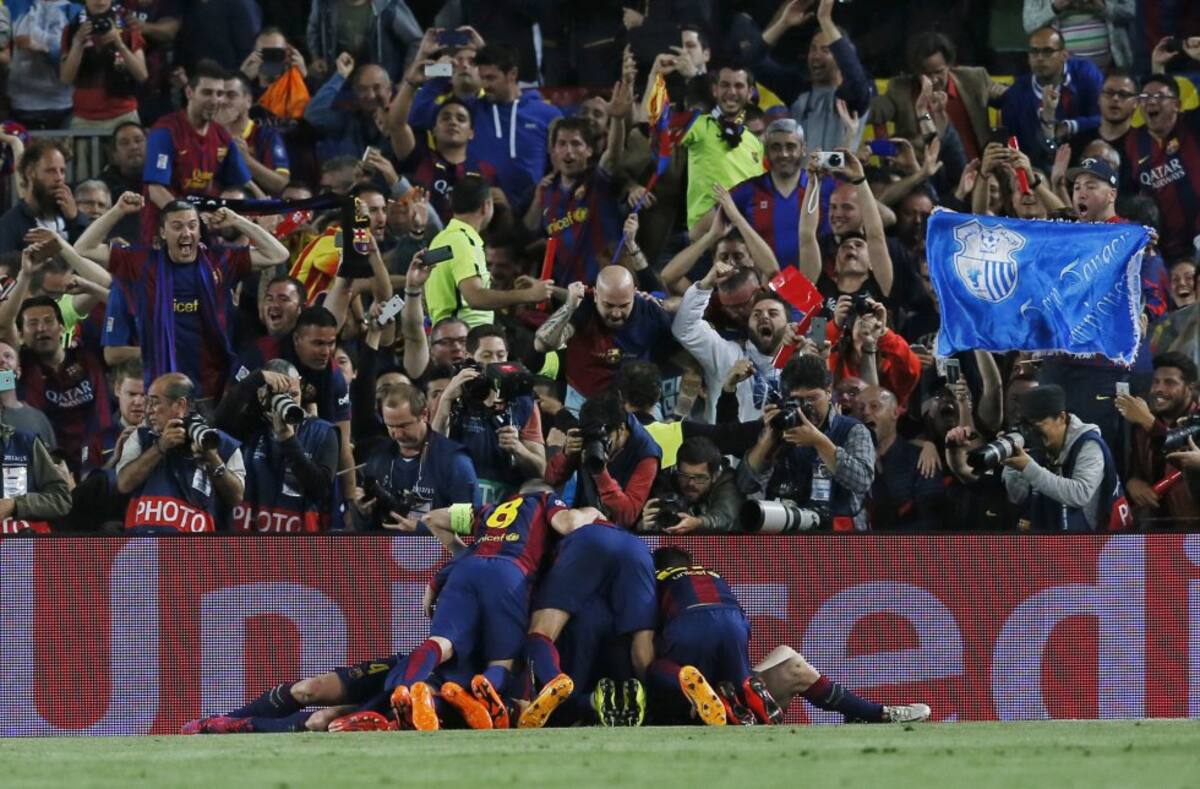 Los jugadores del Barcelona felicitan a Messi por su segundo tanto.