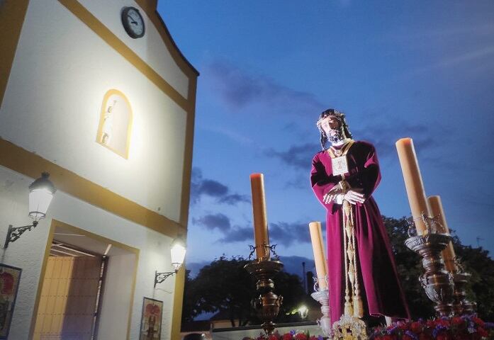 El Señor de Algeciras delante de la Capilla