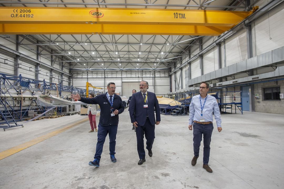 Visita del delegado del gobierno de la Junta de Andalucia a la empresa E-Baldes Tecnology de Ferreira.